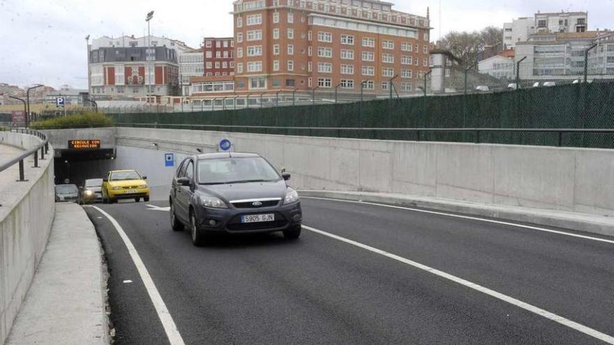 Coches circulan por la boca del túnel de O Parrote, en la zona de La Solana, el día de la apertura.