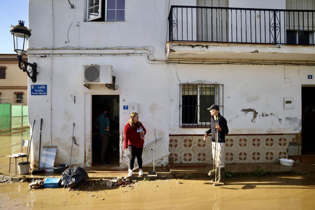Vecinos de Cártama limpian sus viviendas tras las inundaciones.