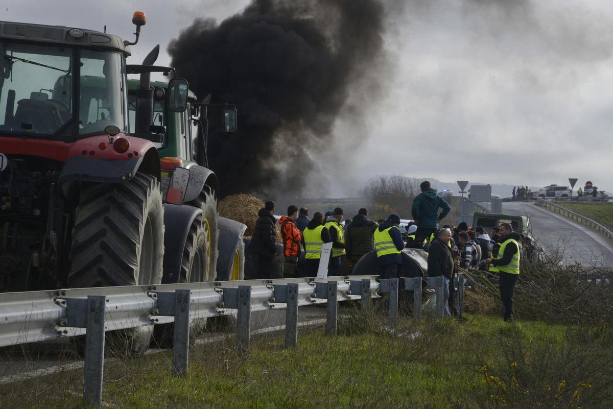 Ganaderos gallegos cortaron la A-52 en Xinzo de Limia (Ourense), en el marco de unas protestas que se remontan a enero.