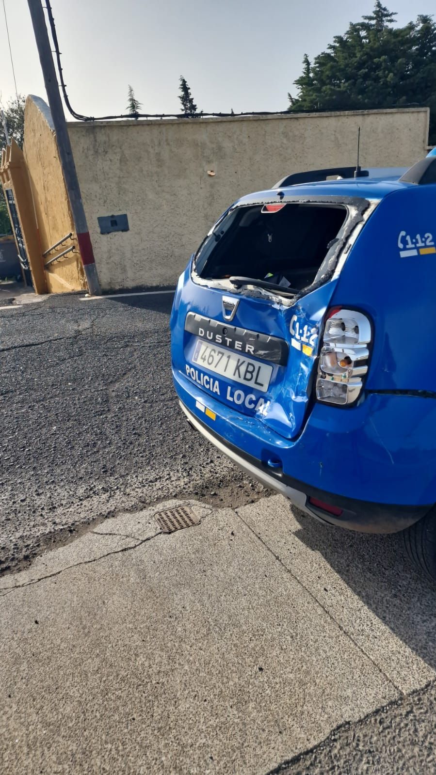 Estado en que quedó el coche de la Policía Local de Santa María de Guía contra el que colisionó.