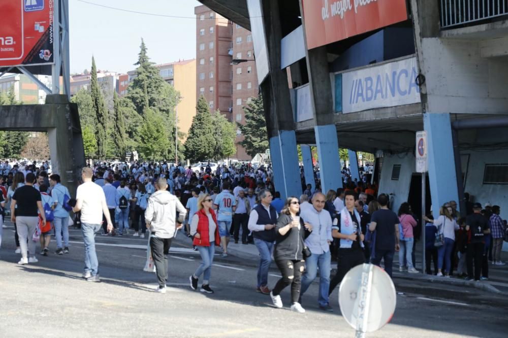 Buen ambiente en los aledaños de Balaídos en las horas previas al derbi gallego entre el Celta y el Dépor.