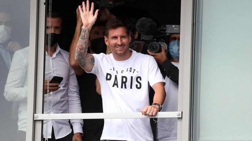 Messi se va de Barcelona. Mientras, en París, cientos de fans se congregan frente al aeropuerto