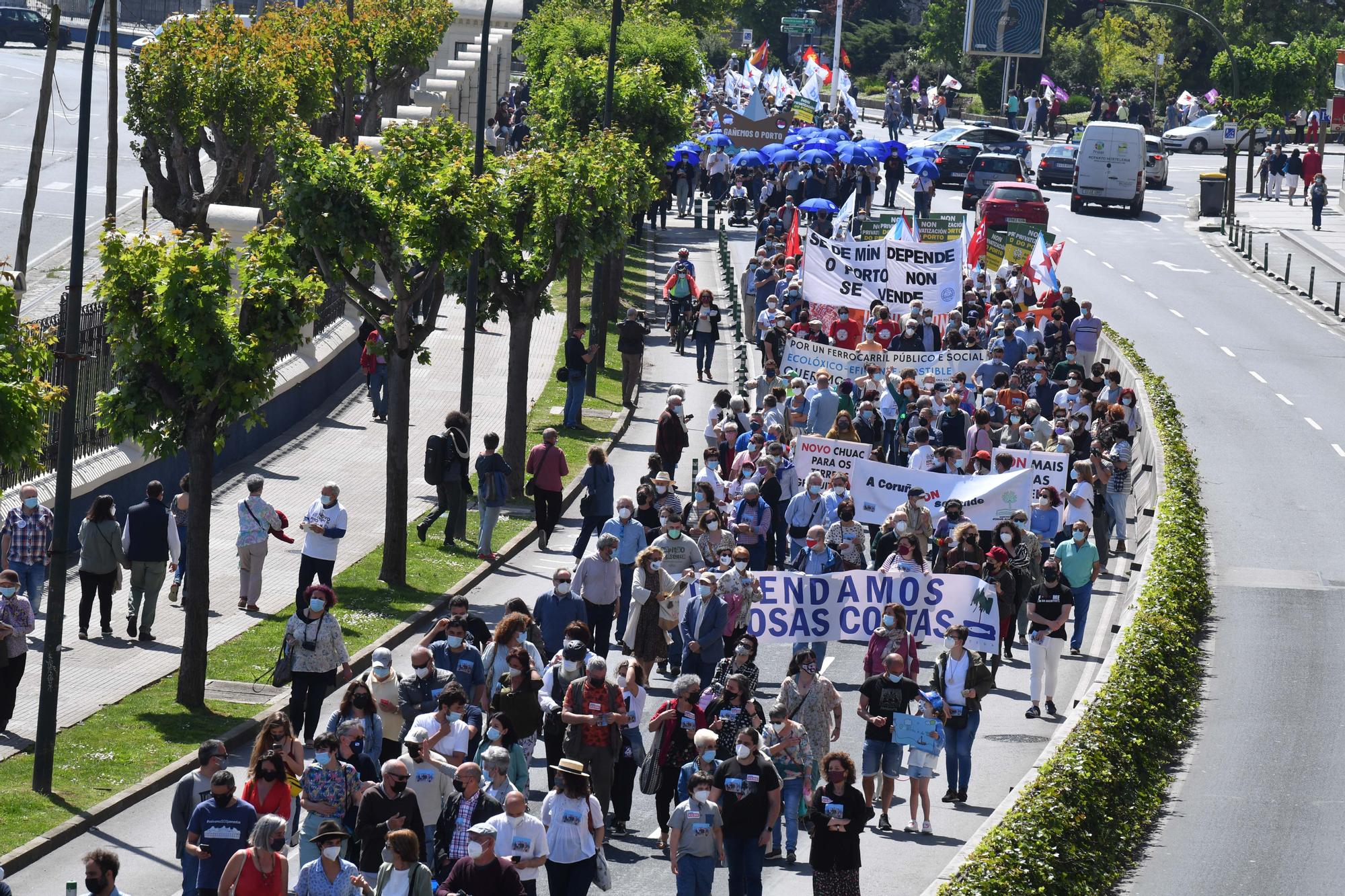 800 personas se manifiestan en contra de la venta de los muelles de A Coruña