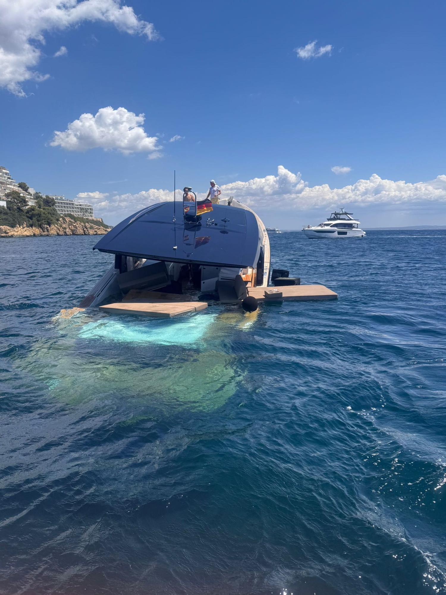 FOTOS| Rescatan a cuatro personas de una lancha hundida en Magaluf.