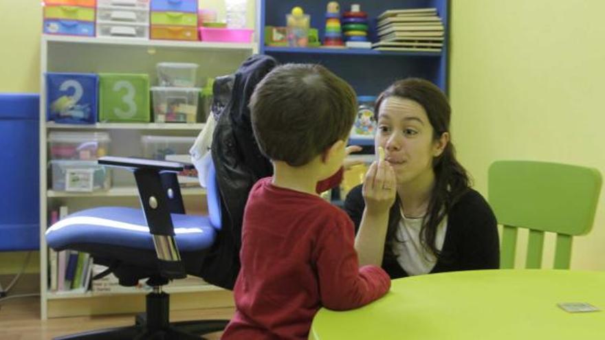 La logopeda Maite Vázquez, con uno de los pequeños que asisten a terapia.