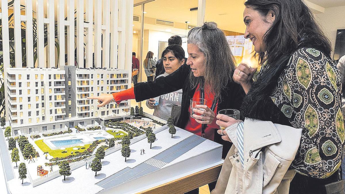 Inversores observan la maqueta de un inmueble en una feria especializada en la Costa del Sol.