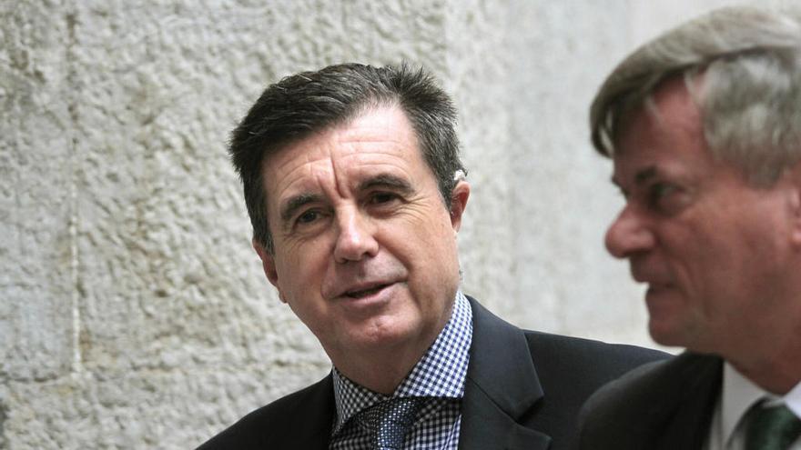 Jaume Matas, con su abogado, a su llegada al juicio.