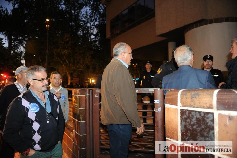 La noche de protesta de los agricultores se pasa con migas