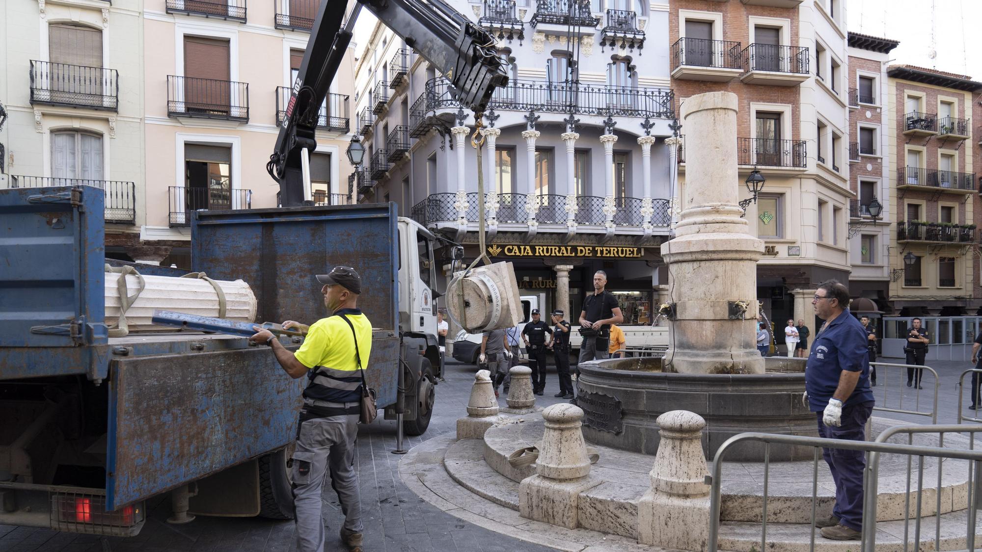 19/06/2022.- La columna que sujeta el Torico de Teruel, uno de los símbolos de la ciudad, se ha derrumbado este domingo, sin causar daños personales, cuando se retiraban las sogas de los 23 pueblos que participan en el Congreso Nacional de Toro de Cuerda. EFE/Antonio García