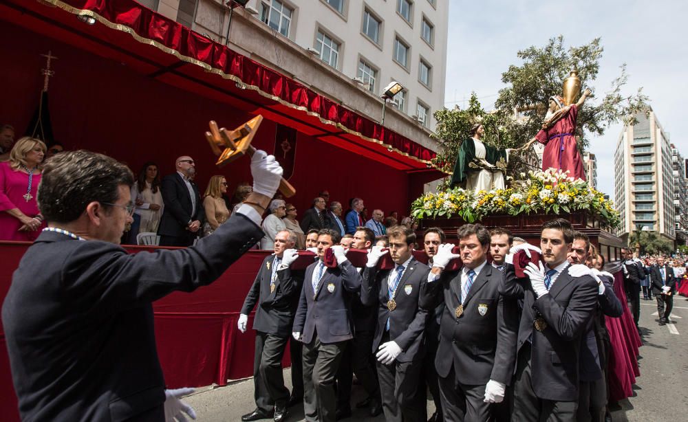 Las calles de Alicante se llenan de fieles en las procesiones del Domingo de Ramos