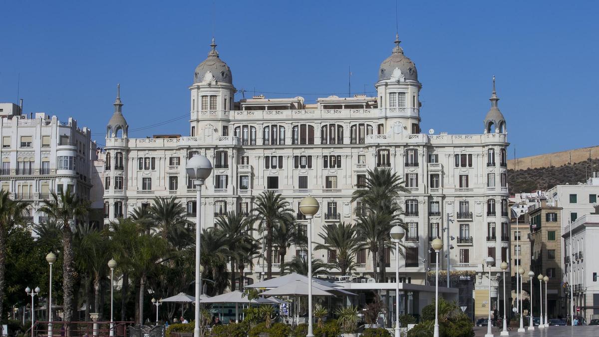 Devesa &amp; Calvo Abogados está ubicado en pleno centro de Alicante, en la Casa Carbonell.