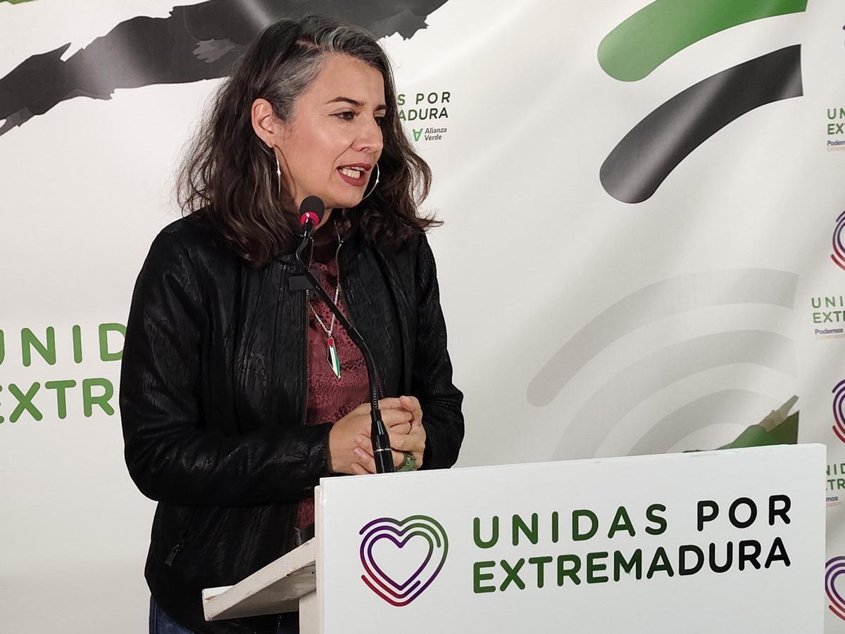La portavoz de Unidas por Extremadura, Irene de Miguel, en una rueda de prensa este lunes en la sede de Podemos.