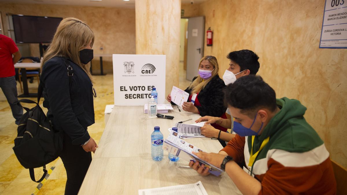 Los ecuatorianos residentes en la Región votan en la segunda vuelta de las elecciones de su país