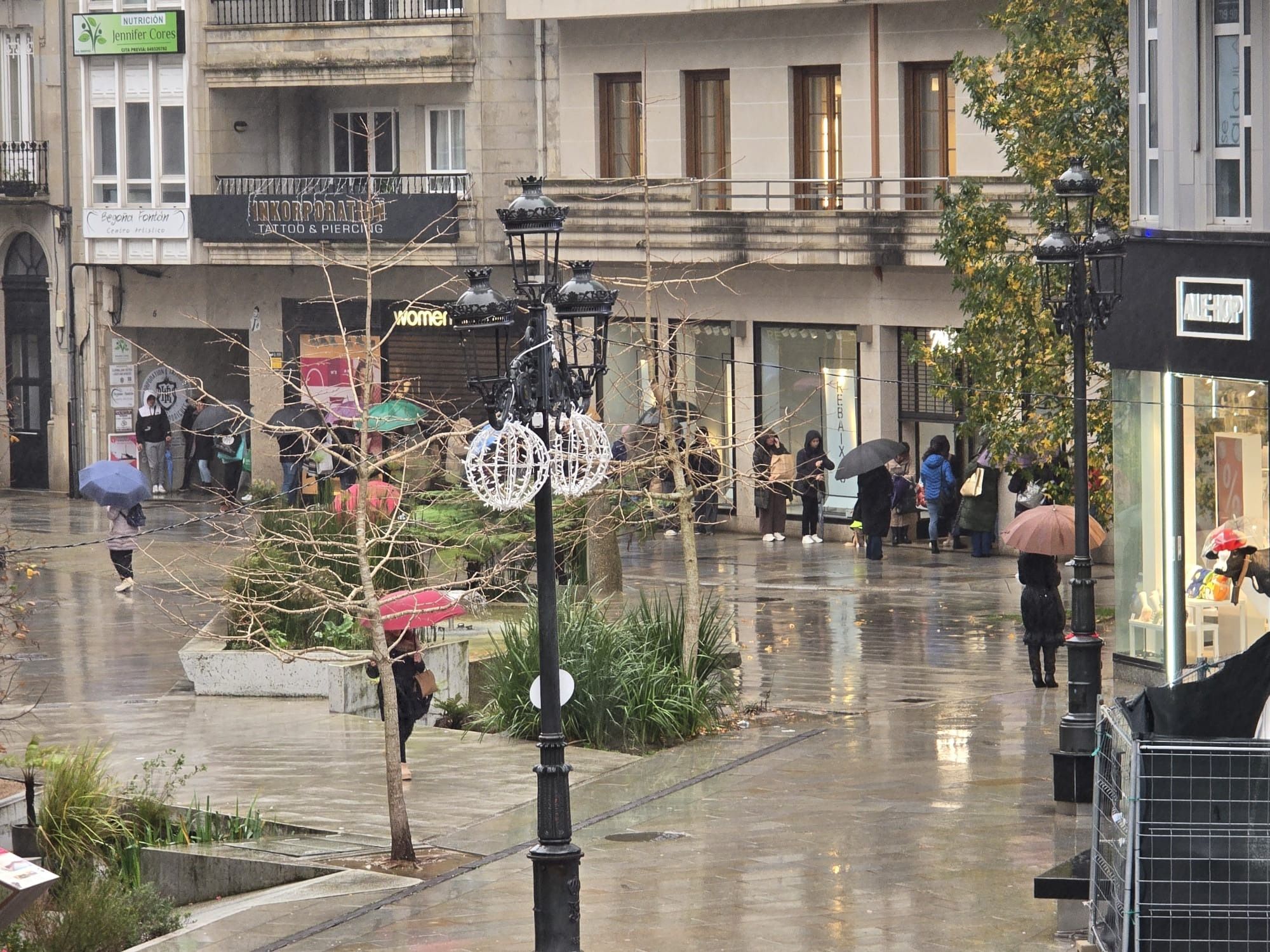 Las calles de Vilagarcía durante las rebajas de enero.