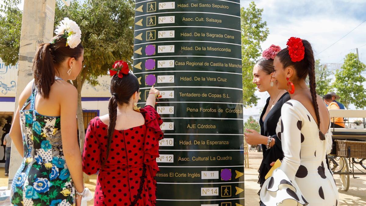 Grupo de chicas mirando las casetas con Puntos Violeta