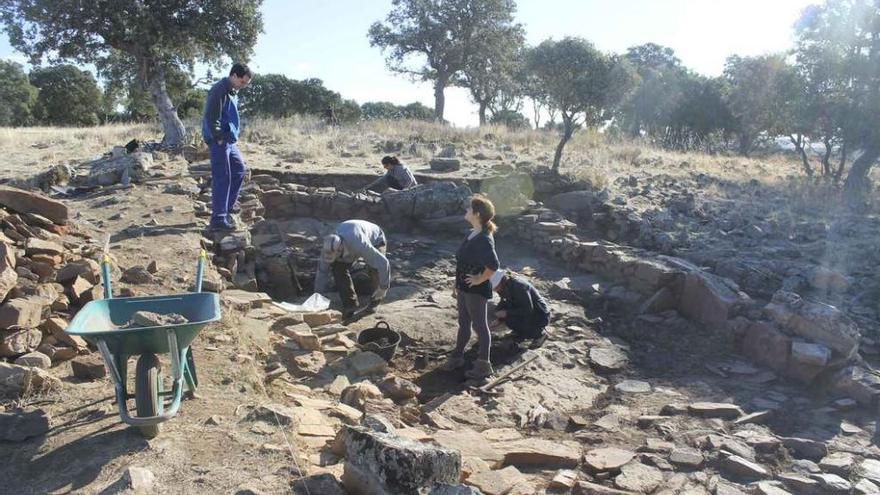 Excavaciones en el yacimiento de El Castillón, en Santa Eulalia, que protagonizará varias ponencias.