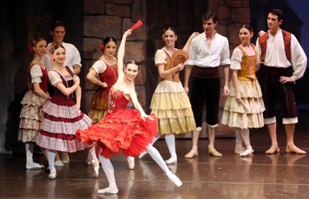 La Compañía Nacional de Danza hizo vibrar al público vigués con una versión del ballet clásico en la que revisa la figura del célebre hidalgo.