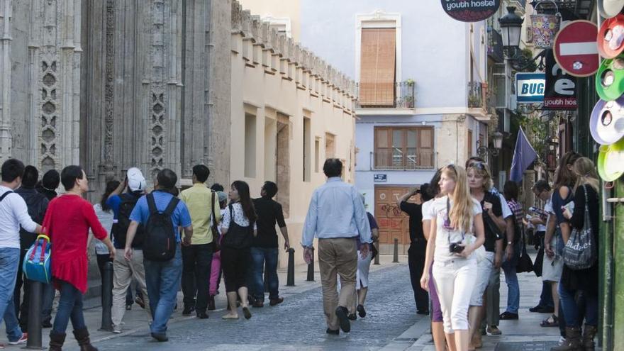 Turistas en el entorno de la Lonja.