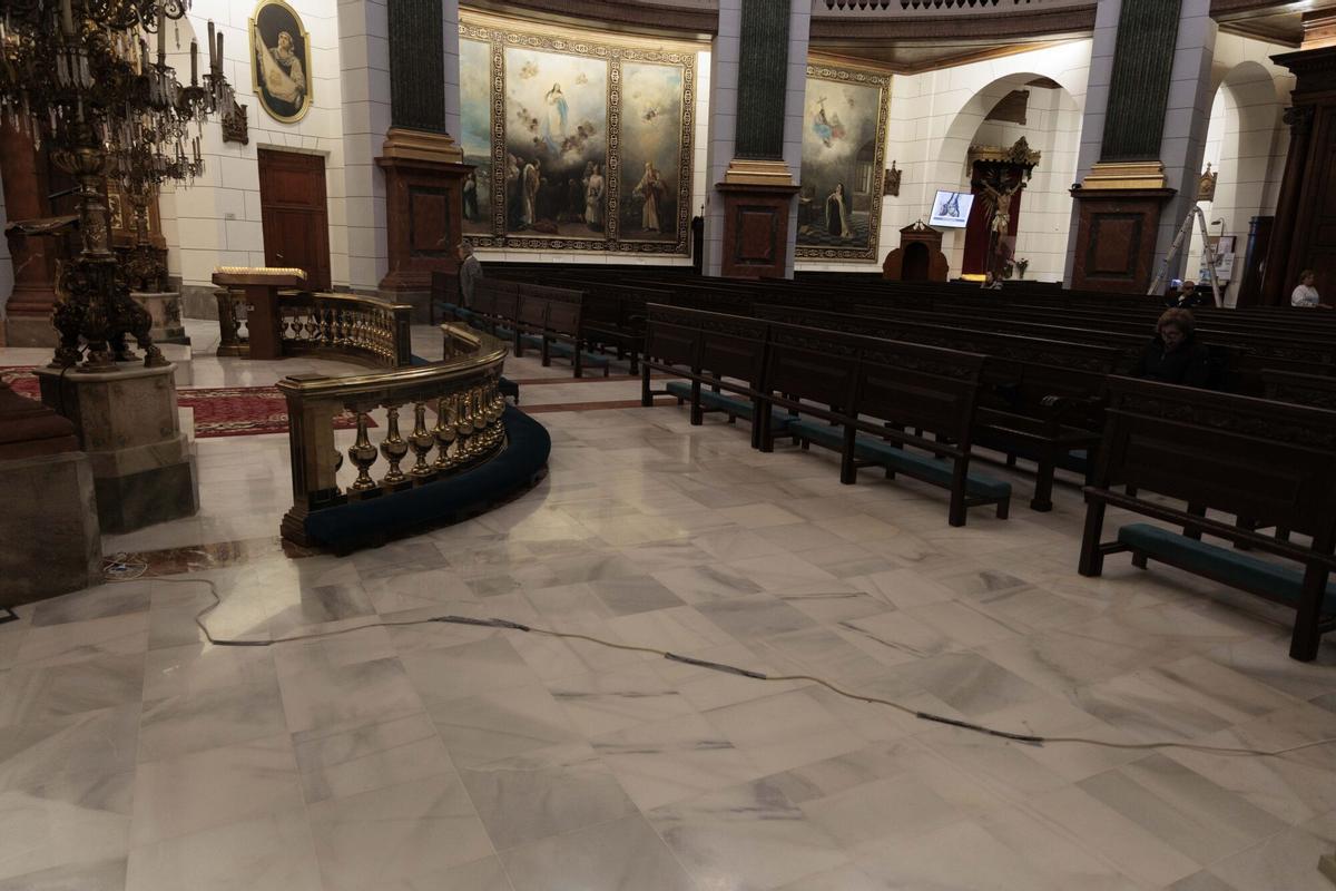 Cableado en el suelo de la Basílica de la Virgen de la Caridad en Cartagena