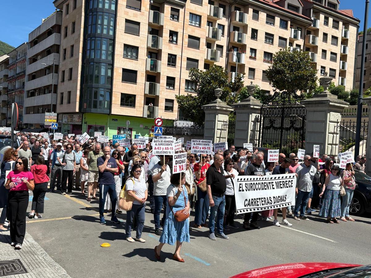 Así fue la manifestación en Cangas del Narcea para exigir unas carreteras dignas