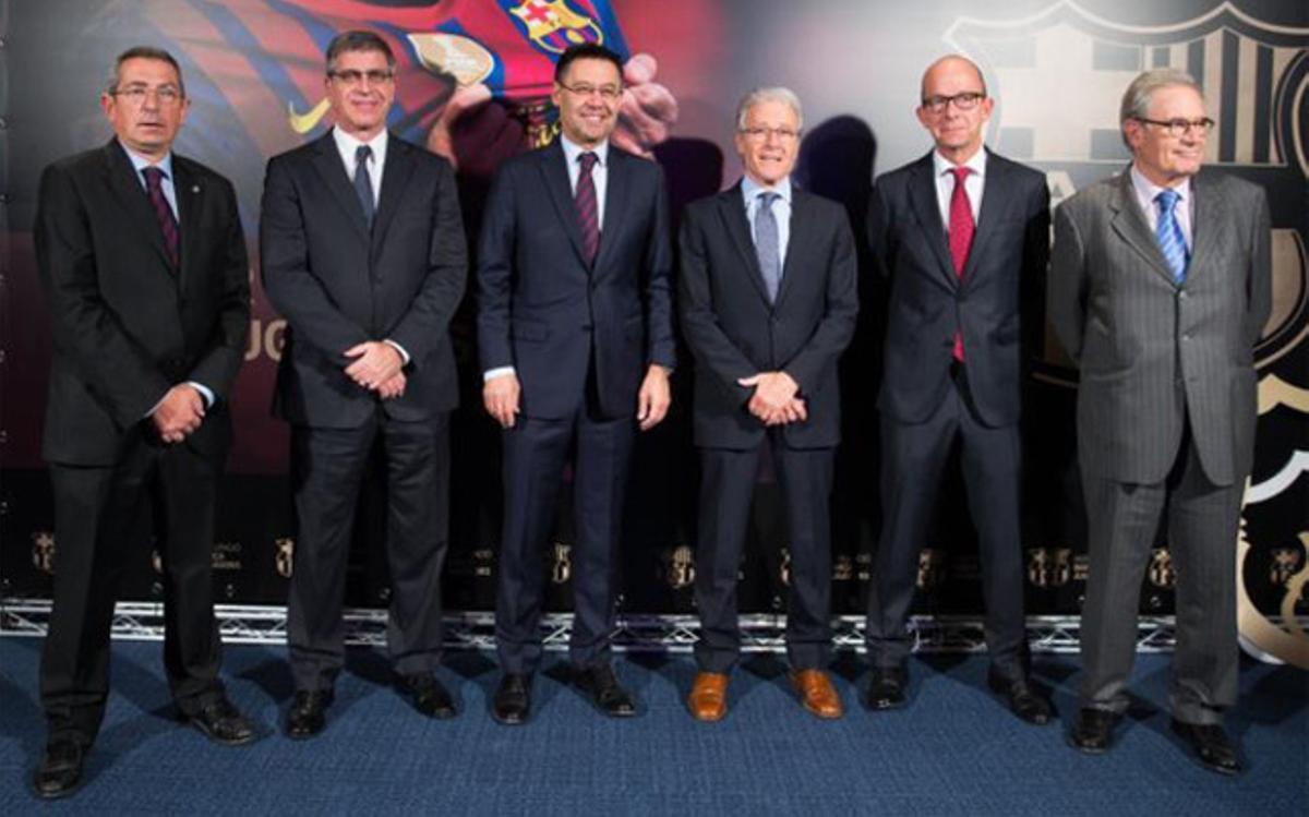 La directiva del FC Barcelona ha estado representada por Silvio Elías (primero por la derecha) en los actos de este viernes en la Plaça de Catalunya