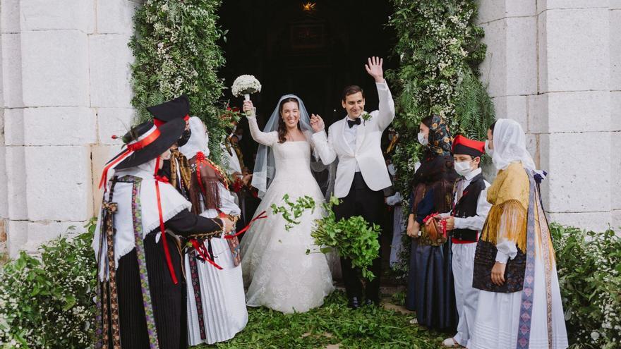 La boda de Paola Fendi se celebró en la catedral de Ibiza, que fue decorada como un jardín. A la salida una ‘colla’ hizo el paseíllo y bailó en honor de los novios. | VICENT MARÍ