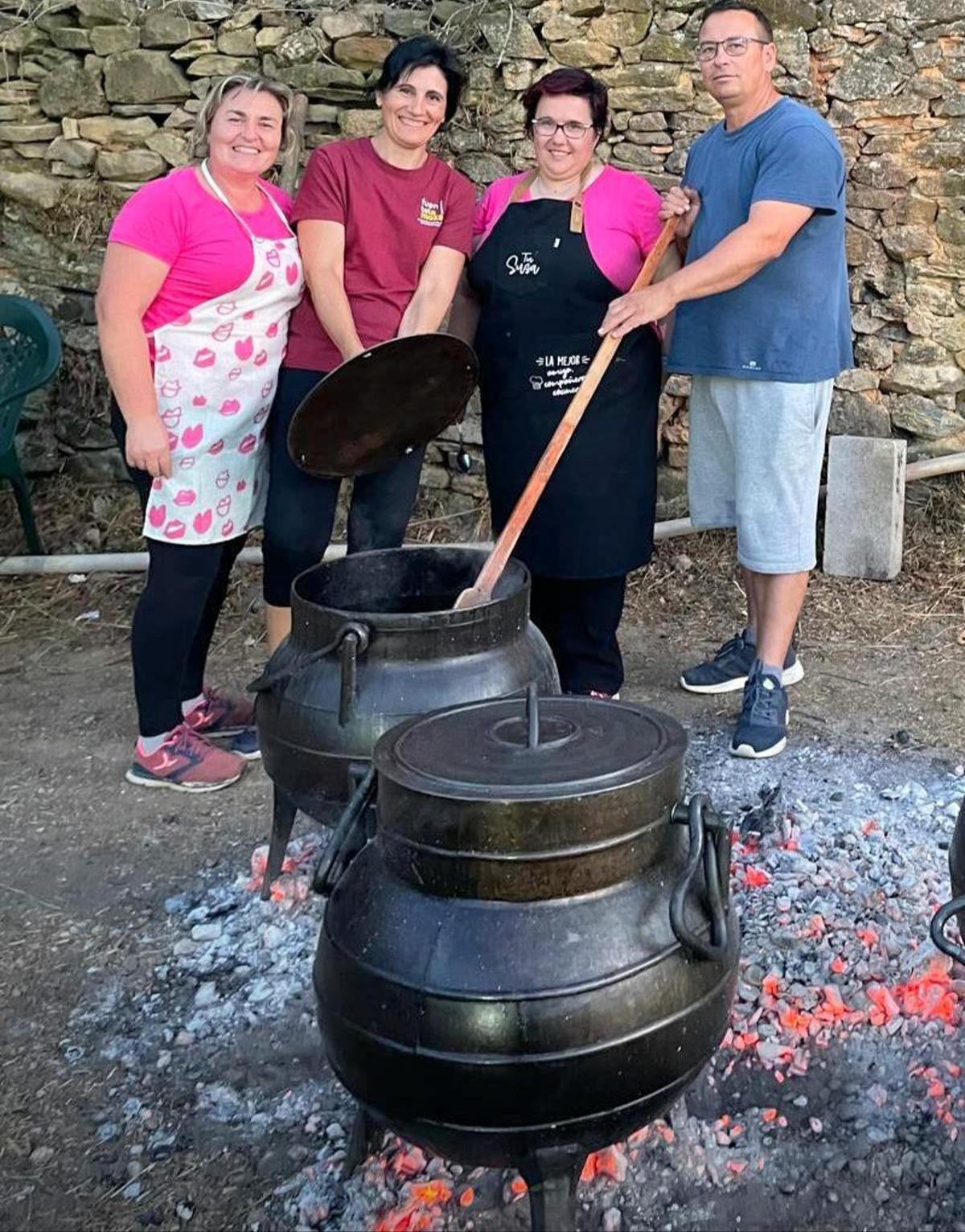 Vecinos colaboran en la preparación de una comida popular en una edición festiva anterior.