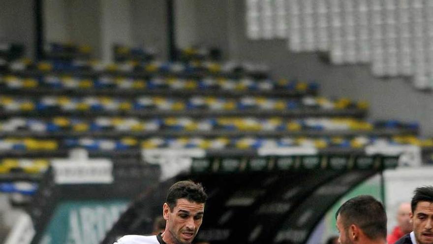 Annunziata, encarando a un rival en el duelo ante el San Sebastián de los Reyes.