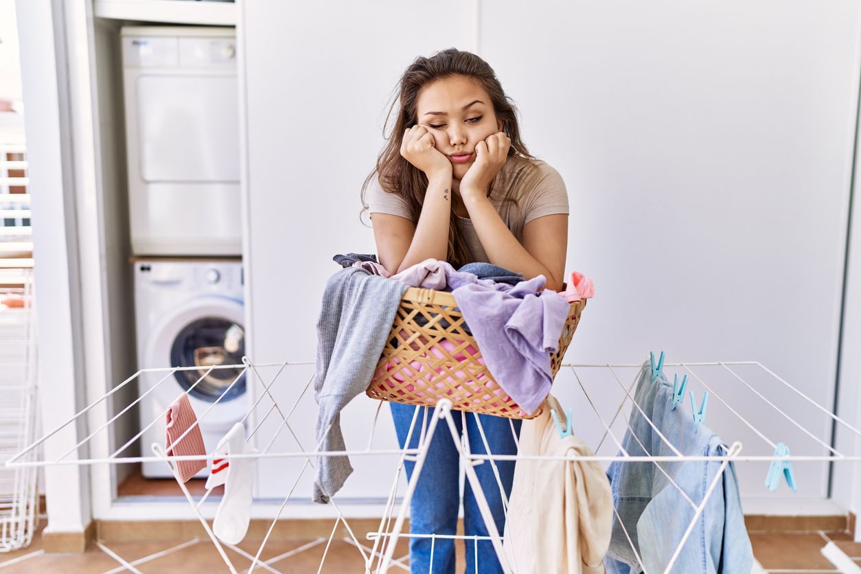 El truco viral para sacar la ropa casi seca de la lavadora