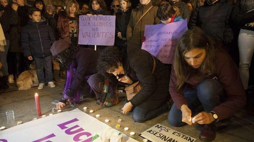 Casi 4.500 personas gritan en Zamora &quot;ni una más&quot;  |  Las concentraciones en repulsa por el crimen no cesan. Ayer en torno a 4.500 personas se reunieron en Zamora, de donde era la víctima, para condenar la violencia machista y gritar &quot;ni una más&quot; tras el asesinato de Laura Luelmo. La concentración llenó de personas la plaza de la Constitución y una parte próxima de la calle Santa Clara por la afluencia masiva de asistentes. En el acto se leyeron dos comunicados que incidieron en que los asesinatos machistas no son casos aislados sino una lacra social. En otras ciudades hubo más actos en recuerdo de la joven.