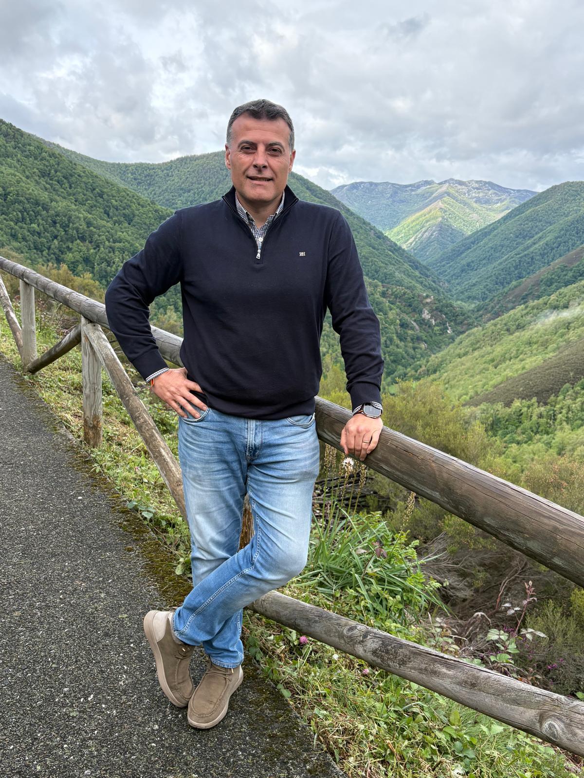 José Luis Fontaniella con la reserva natural integral de Muniellos al fondo.