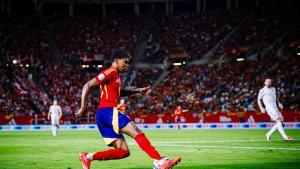 Lamine fue protagonista ante Dinamarca