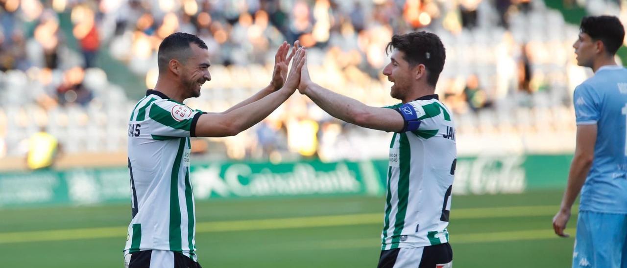 De las Cuevas y Javi Flores festejan un gol en El Arcángel.