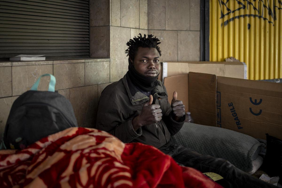 Fousseny Diaby, este martes en la plaza San Bruno de Zaragoza, donde duerme.