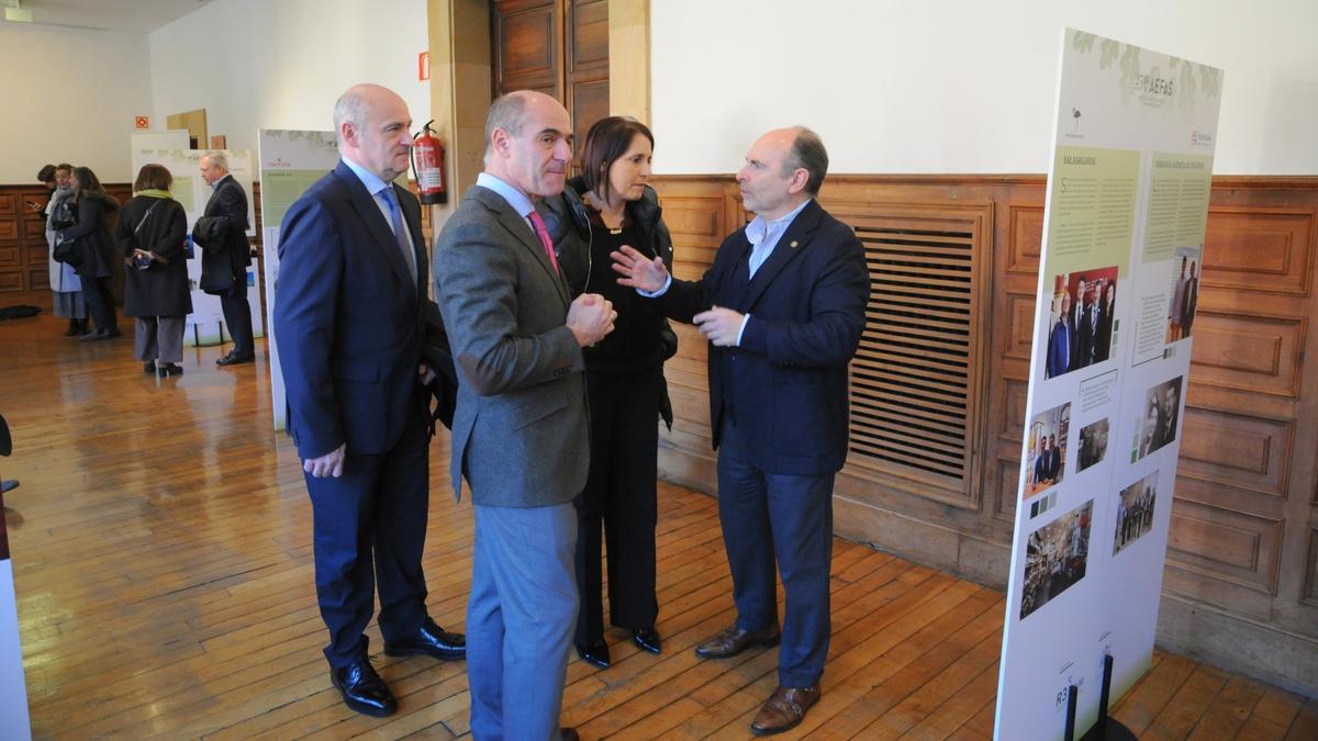 Exposición de Aefas en el claustro de la Universidad de Oviedo