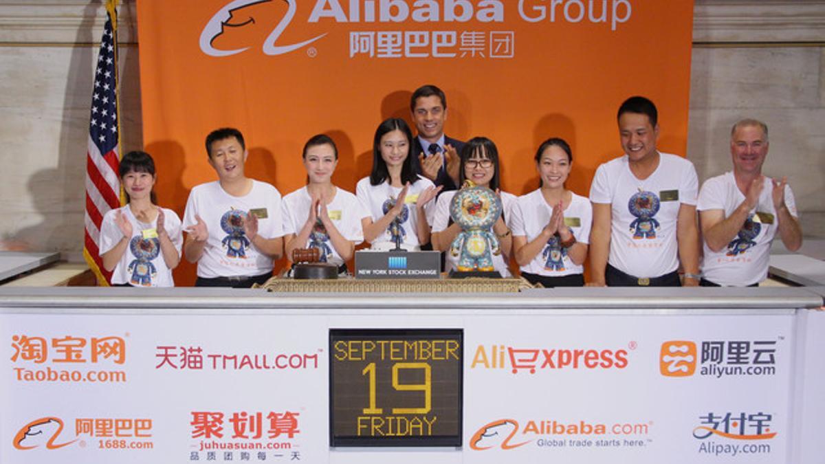 Directivos de Alibaba tocan la tradicional campana para celebrar su estreno en la bolsa de Nueva York.