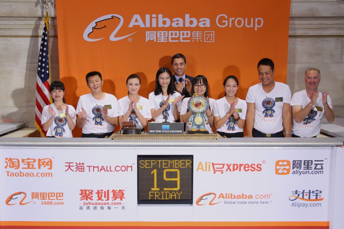 Directius d’Alibaba toquen la tradicional campana per celebrar la seva estrena a la borsa de Nova York.