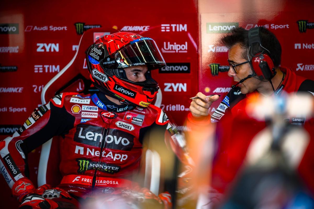 Marc Márquez (Ducati) dialoga, en Silverstone, con Marco Rigamonti, su ingeniero de pista.