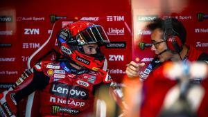 Marc Márquez (Ducati) dialoga, en Silverstone, con Marco Rigamonti, su ingeniero de pista.