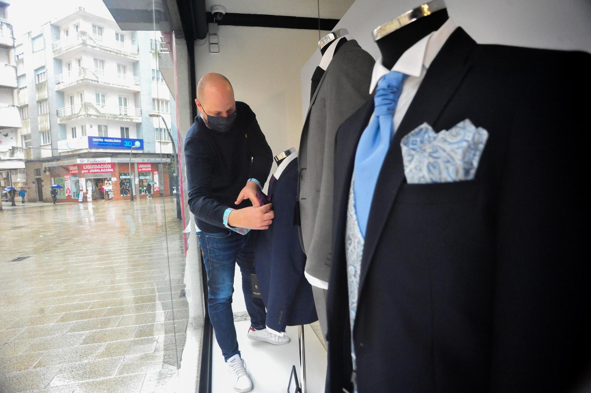 Miguel Lema preparando algunos de los trajes que lucen en su escaparate.  | // IÑAKI ABELLA