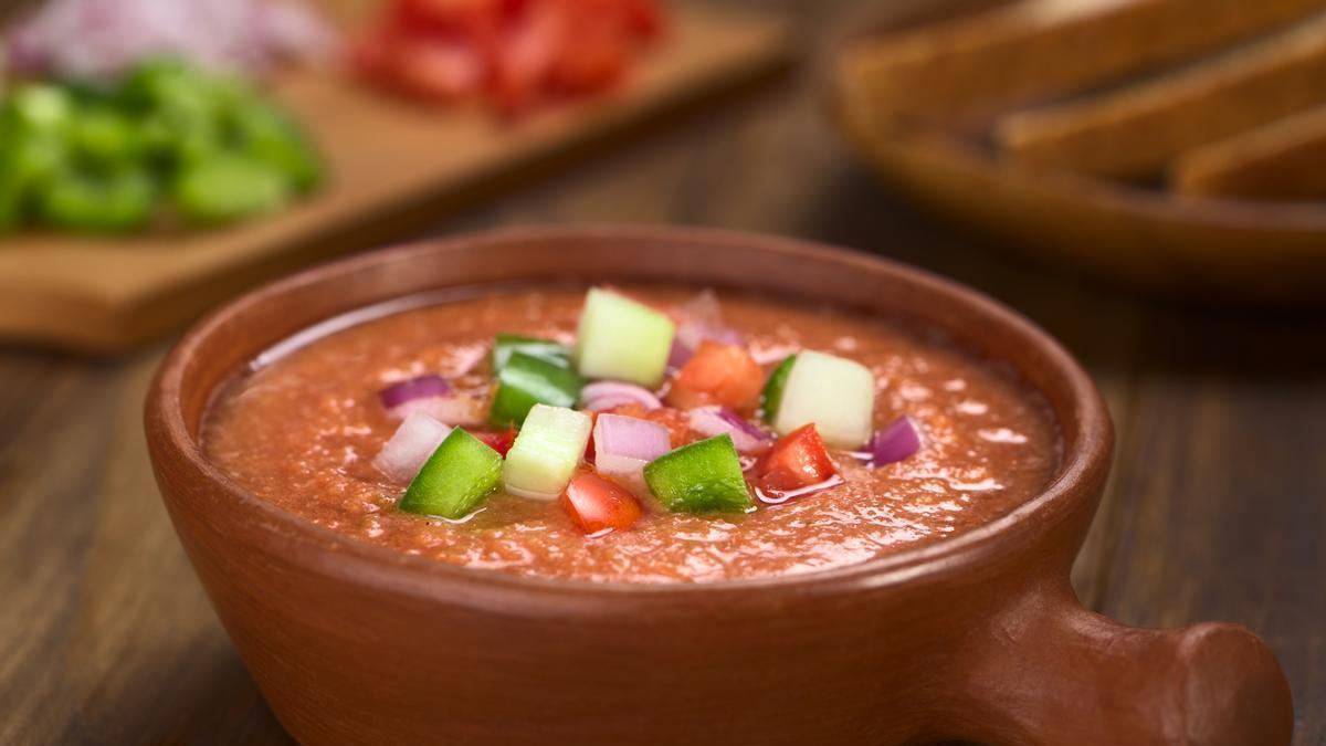 Plato de gazpacho andaluz.