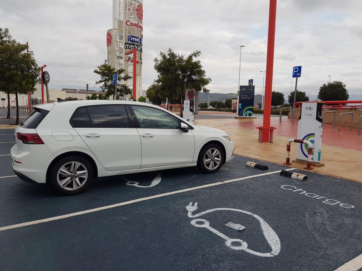 Punto de carga de coches eléctricos en Sagunt.