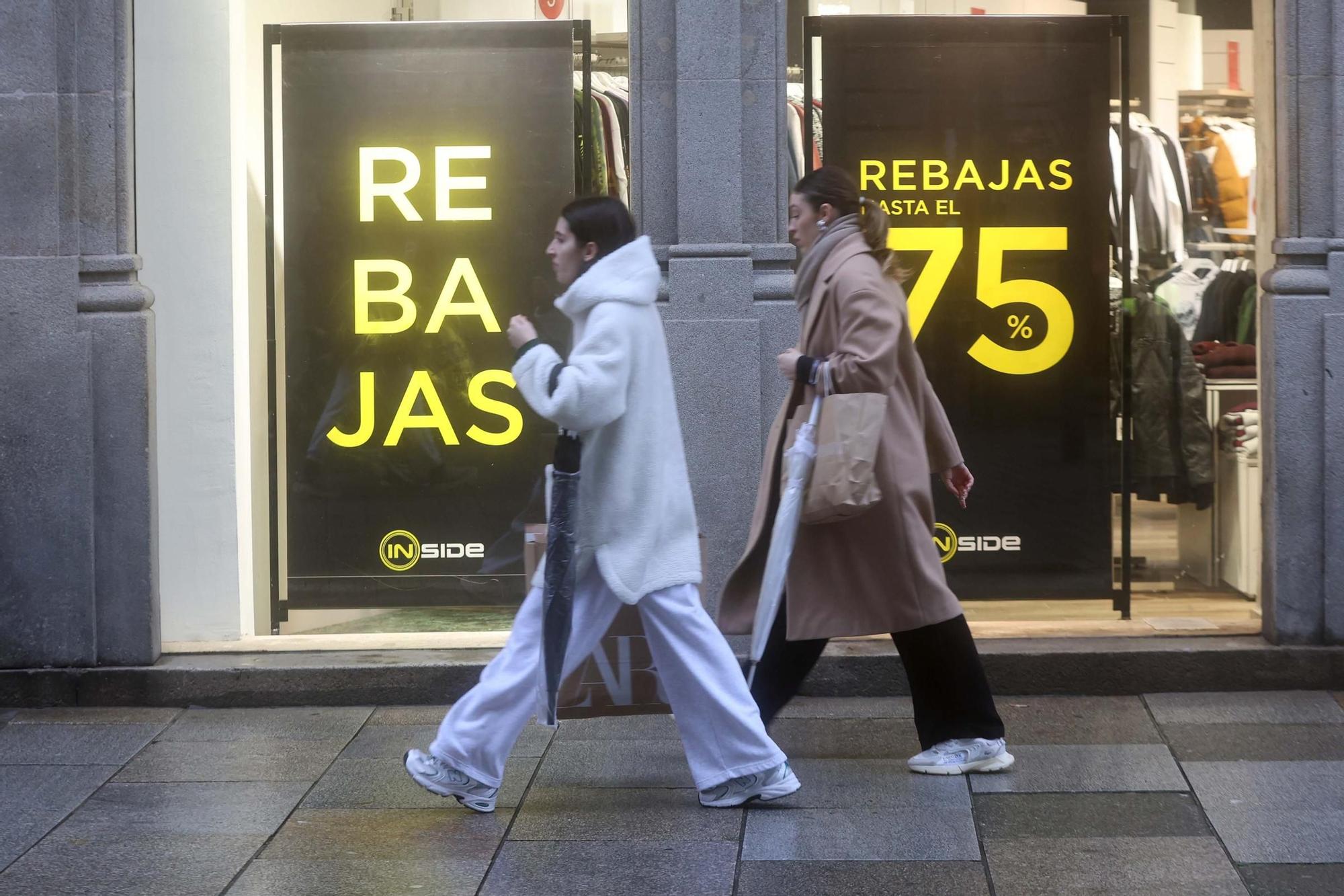 Las calles de Vilagarcía durante las rebajas de enero.