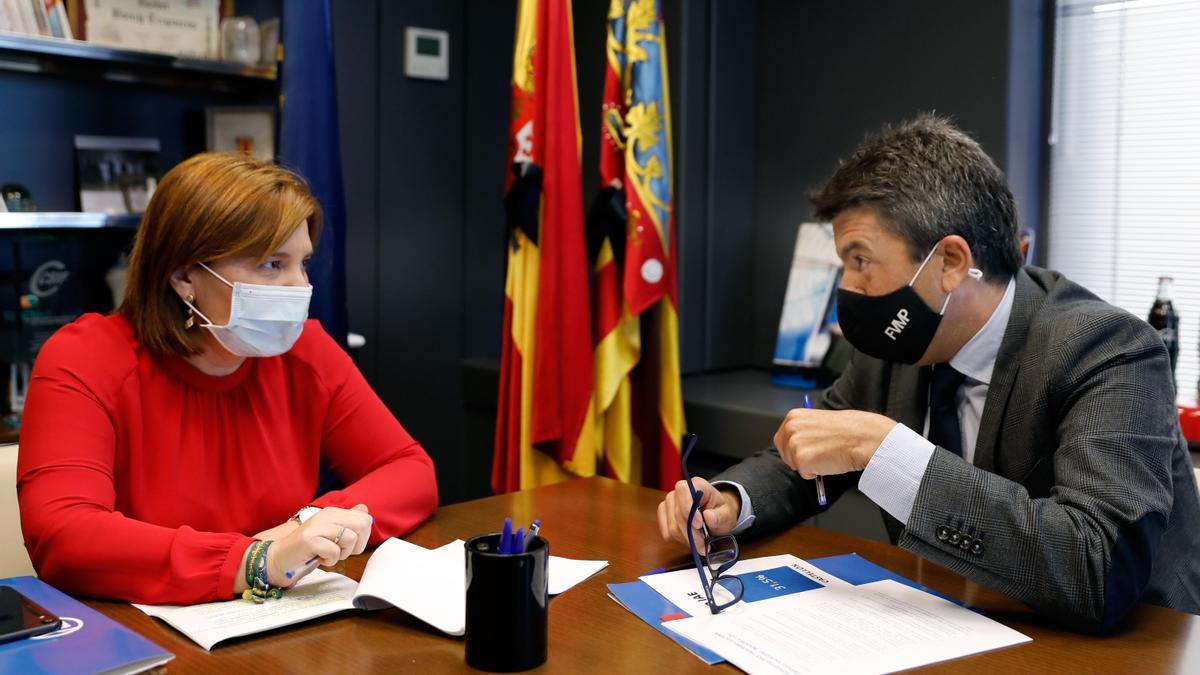 La presidenta regional del Partido Popular, Isabel Bonig, en una reunión junto al líder de Alicante, Carlos Mazón.