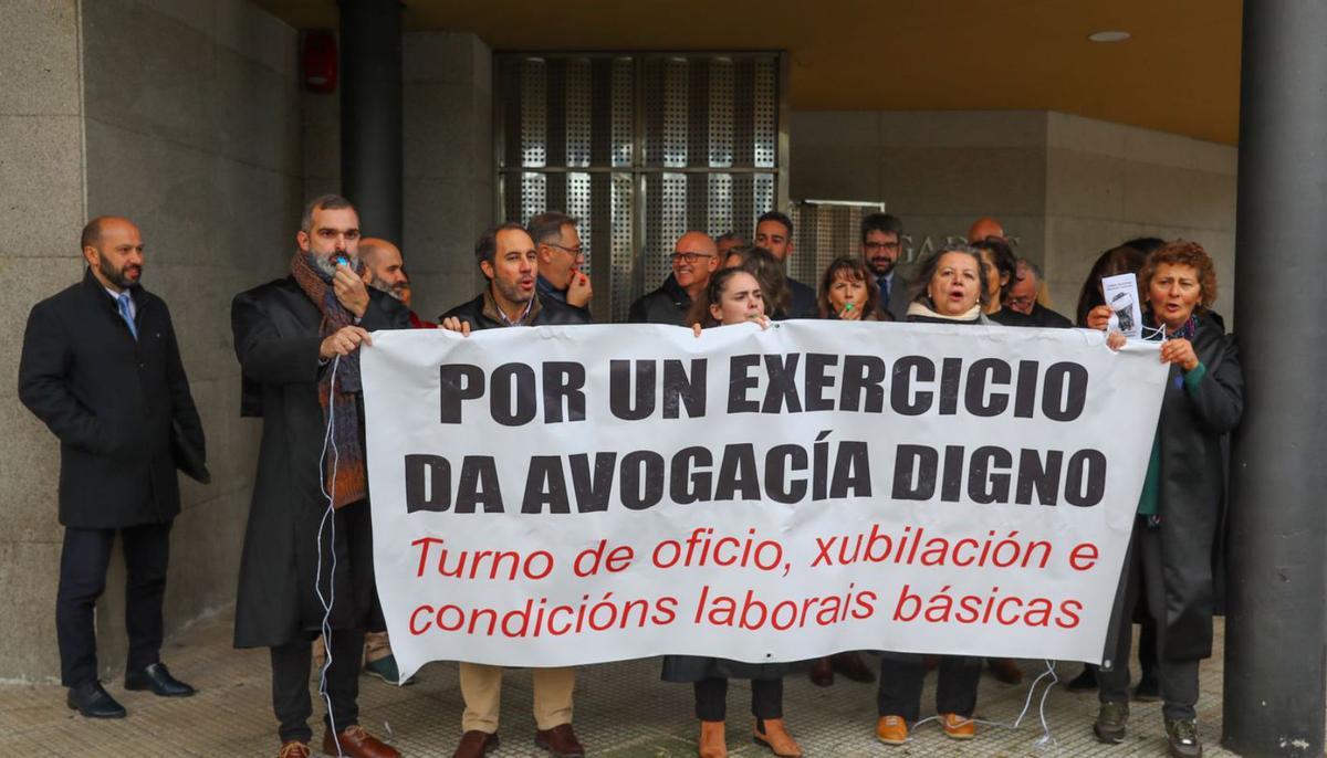 Concentración de abogados del turno de oficio a las puertas del edificio de O Cavadelo. | // IÑAKI ABELLA