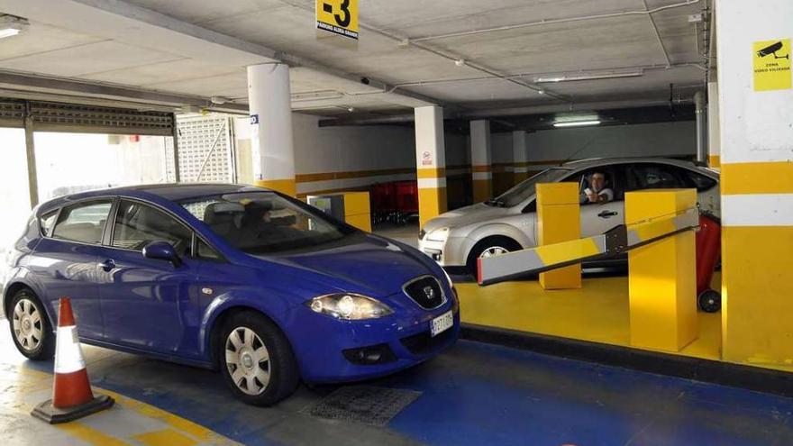 Un turismo entra y otro sale del parking, este lunes, primer día de pago tras siete meses gratis. // Bernabé/J.Lalín