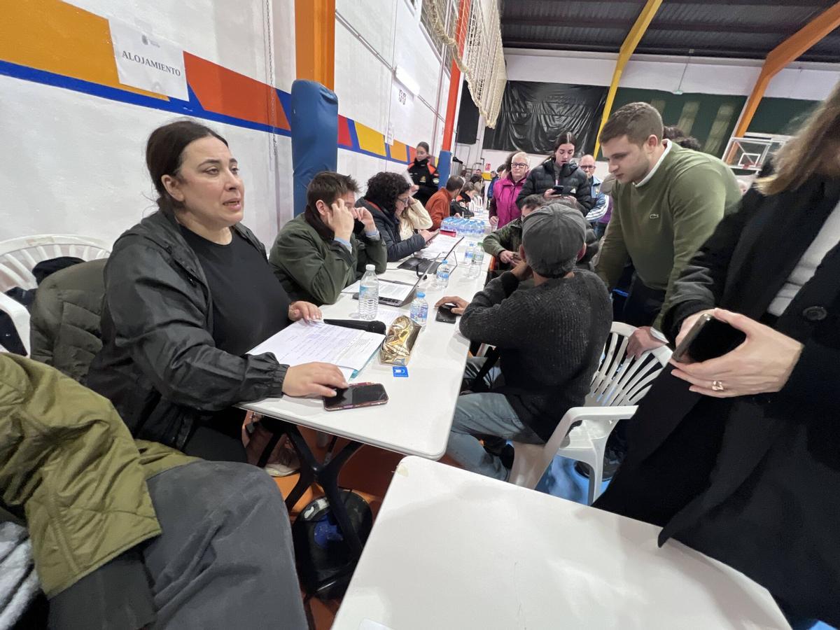 Atención a los 250 vecinos de Grazalema que han sido evacuados a Ronda de forma preventiva y ante el riesgo de derrumbe en su pueblo. Las fuertes lluvias caídas con la Borrasca Leonardo han superado la capacidad de absorción del terreno, colapsado de agua y que amenaza ahora a las viviendas