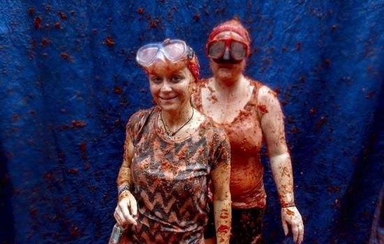 Impactants imatges de la Tomatina de Bunyol