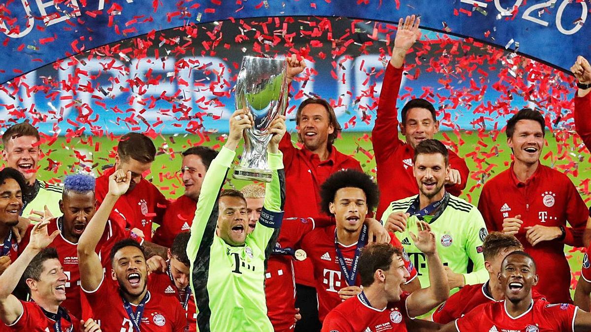 Los jugadores del Bayern levantan la Supercopa de Europa, ayer en Budapest.