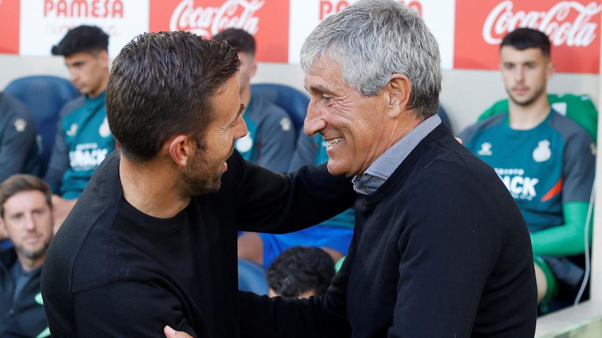 Luis García y Quique Setién se saludan antes del inicio del Villarreal-Espanyol.